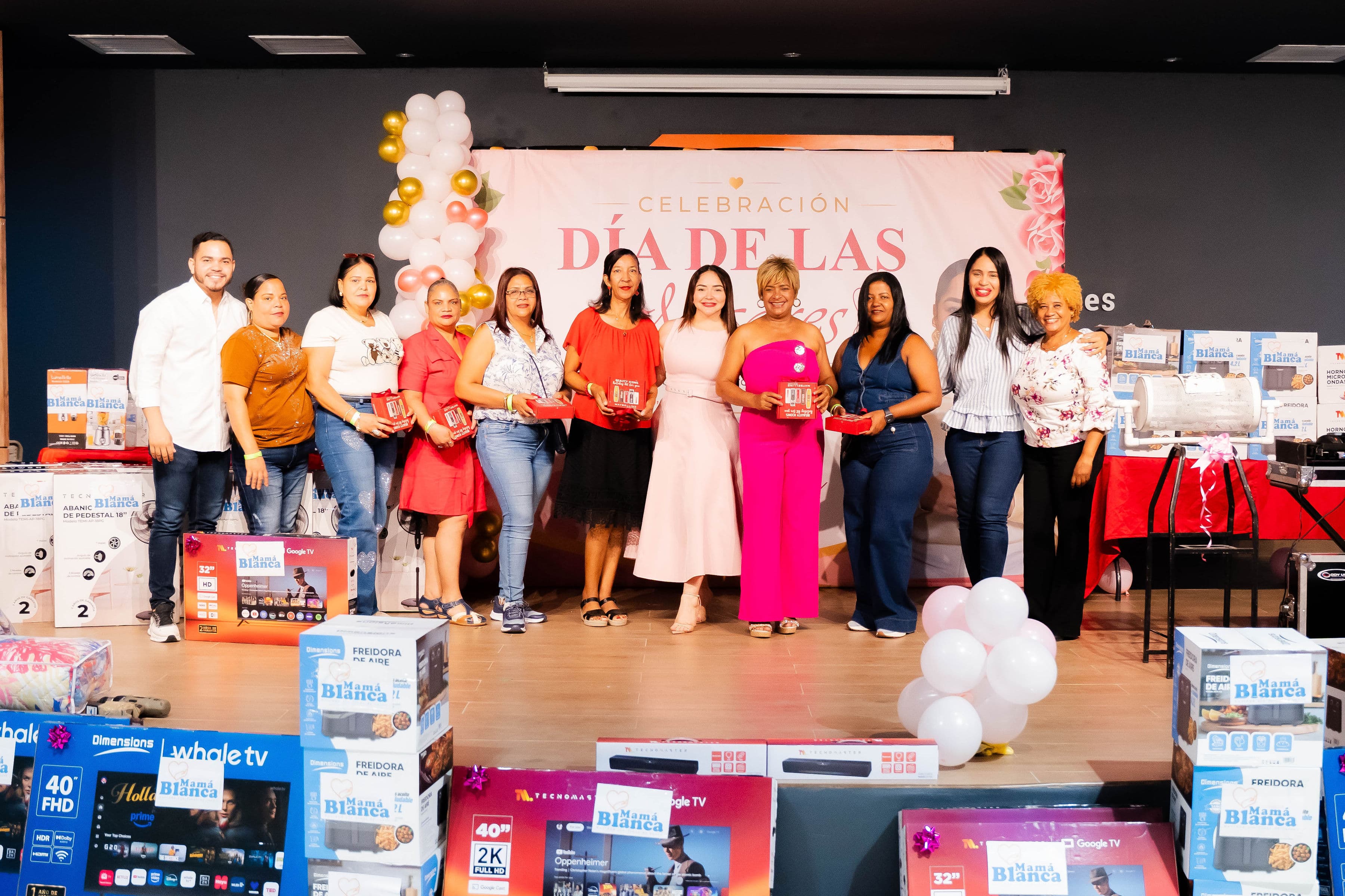 Comunidad reunida en una actividad de la Fundación Mamá Blanca
