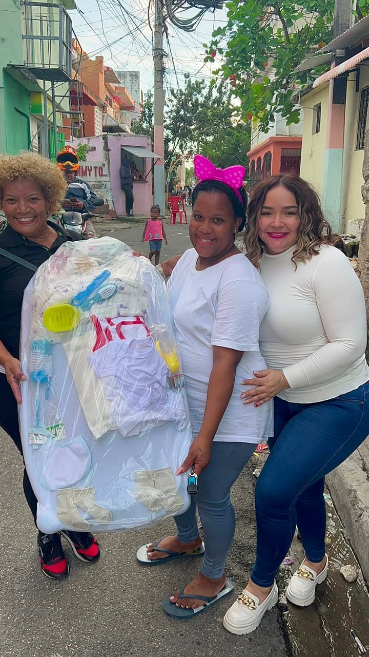 Entrega de canastillas a familias